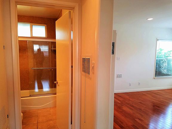 2nd image of 2220 1/2 S Carmelina Ave