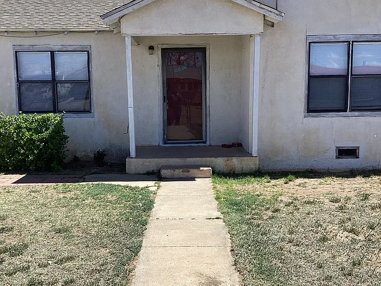 1609 S Avenue C — Photo 1