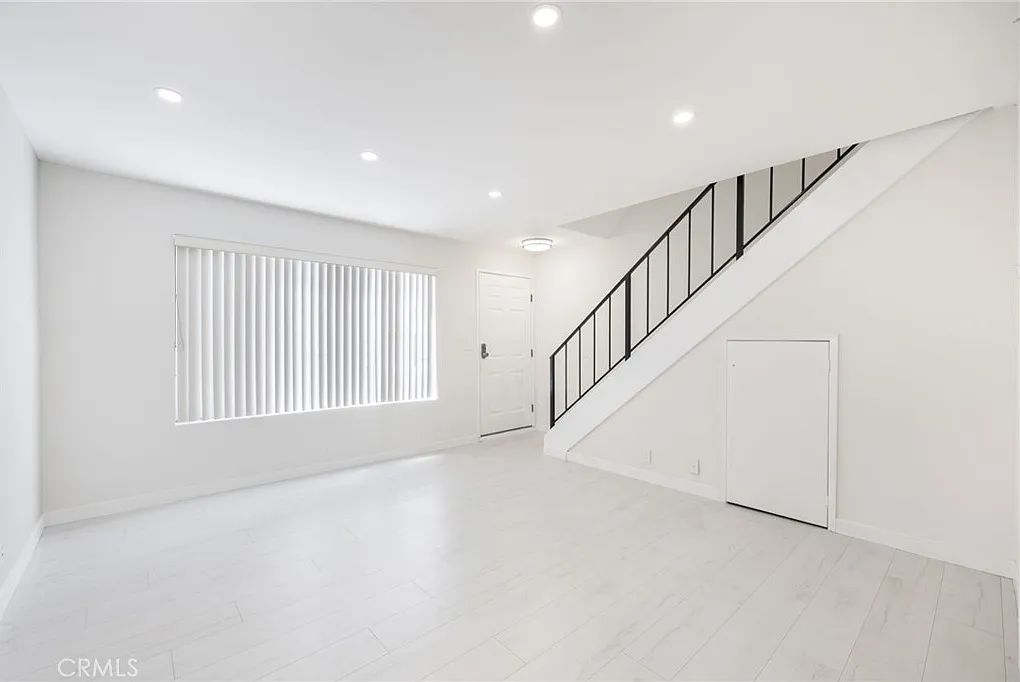 333 Riverdale Dr — Photo 4