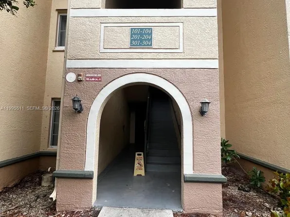 2548 Centergate Dr APT 301, Hollywood, FL 33025