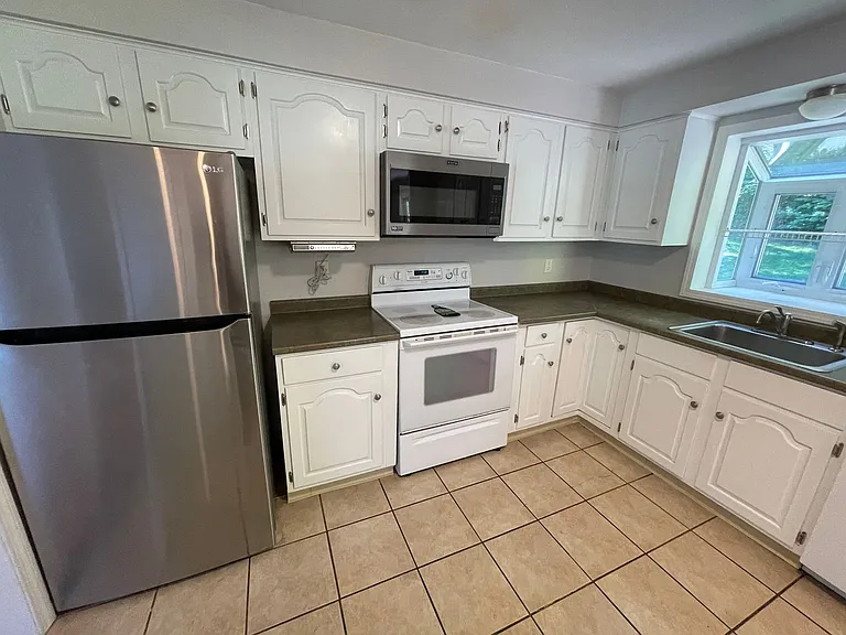 85 Brentwood Dr — Photo 3