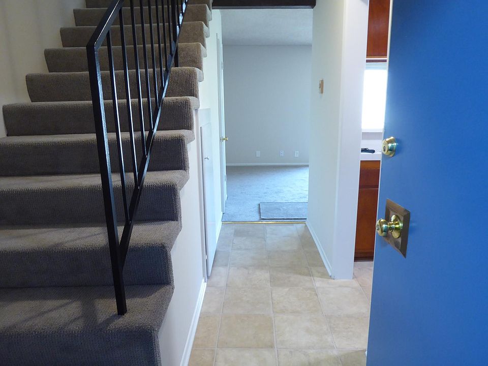 Entry way, stairs to bedrooms