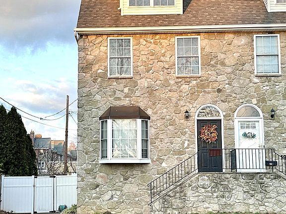 2nd image of 1915 Sycamore St