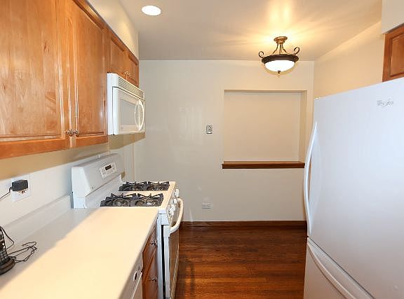 4th image of 1351 W Melrose St #1