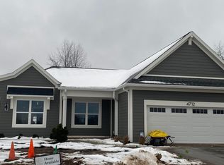 4712 Knapp Bluff Dr NE, Grand Rapids, MI 49525