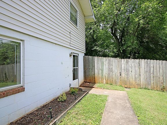 3rd image of 124 Thomas Dr #B