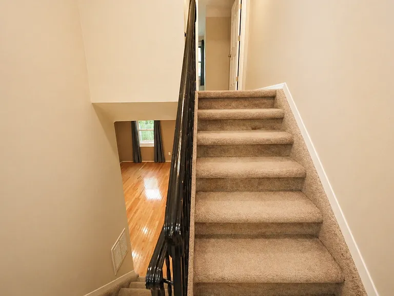 105 Crown Ave — Photo 8