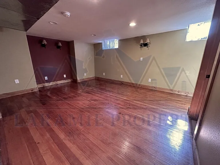 916 1/2 E Grand Ave — Photo 5