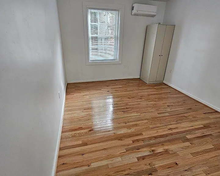 221 W Burke St — Photo 1