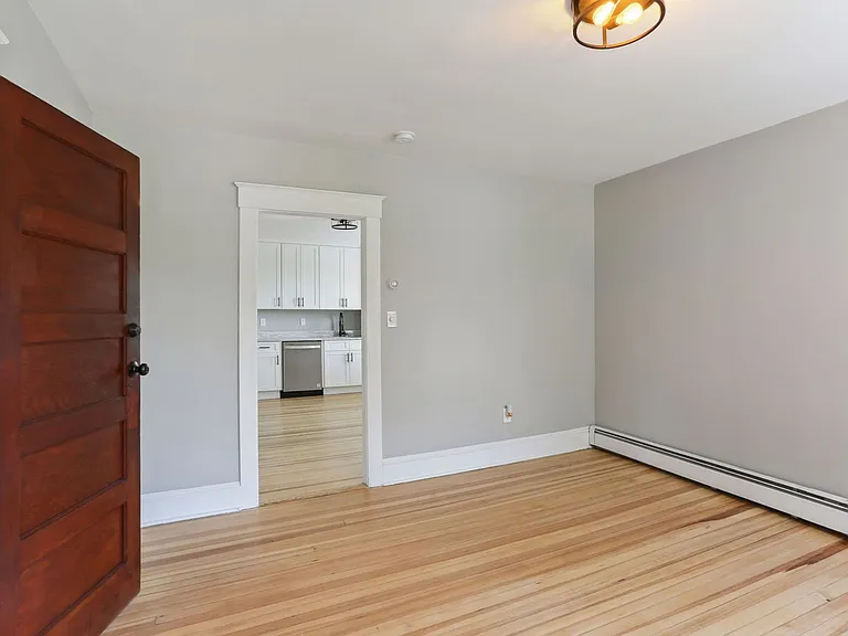 139 Albany Ave — Photo 4