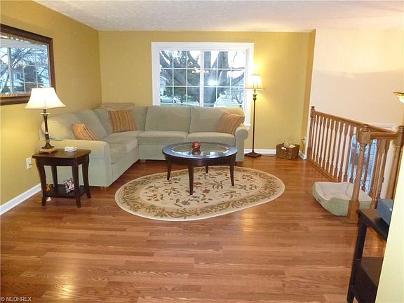 LIVING ROOM WITH HARDWOOD FLOOR