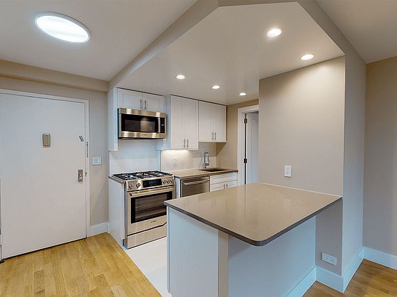 4th image of 310 Greenwich St APT 15K