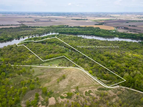 1408 Cedarview Dr, Muscatine, IA 52761