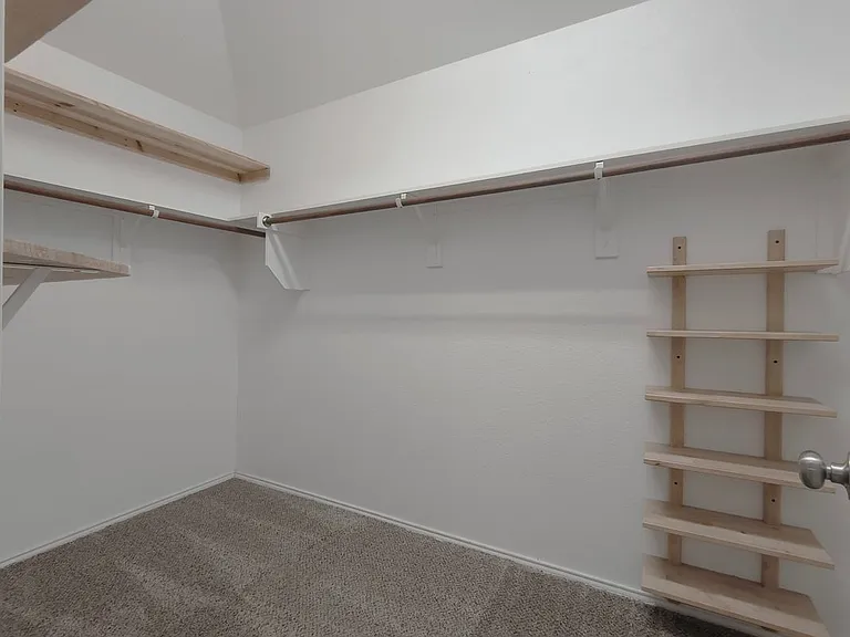 824 Lake Grove Dr — Photo 14