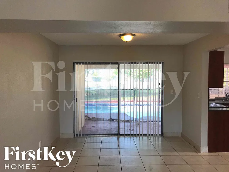 3427 NW 37th St — Photo 4