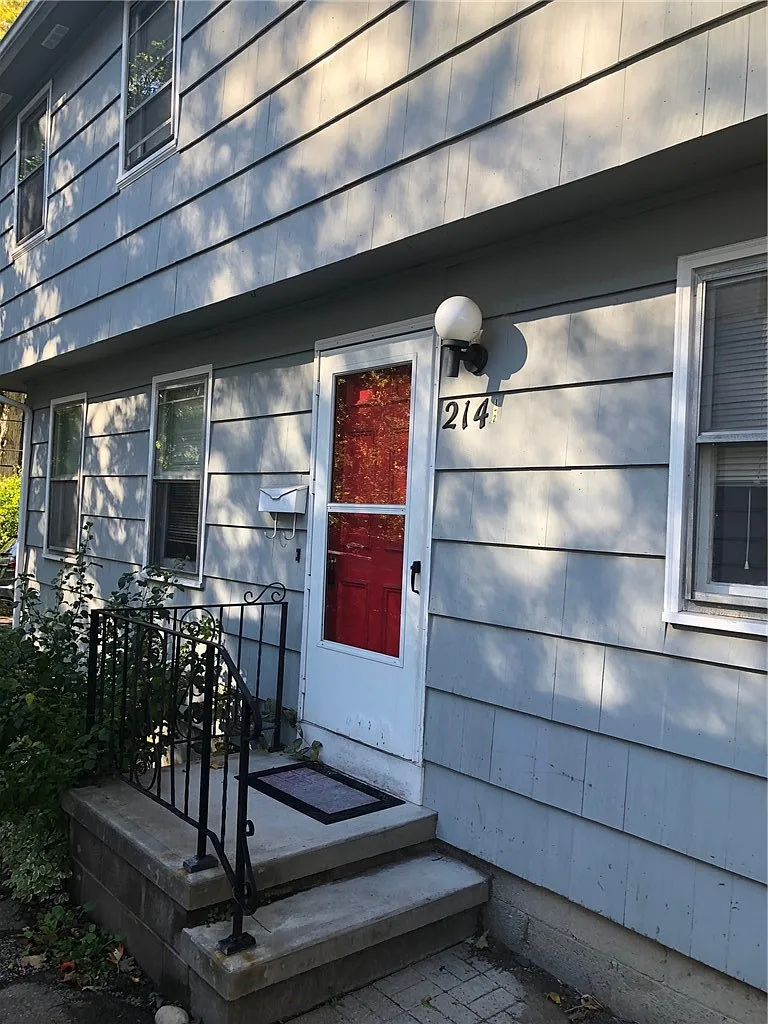 3 bed, 1.0 bath, 972 sqft, $1,750 — Photo 2