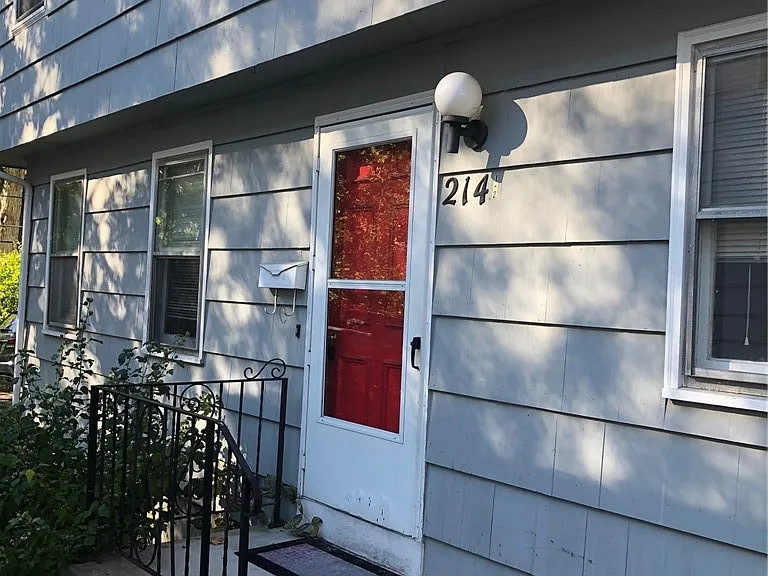 214 E Spruce St — Photo 2
