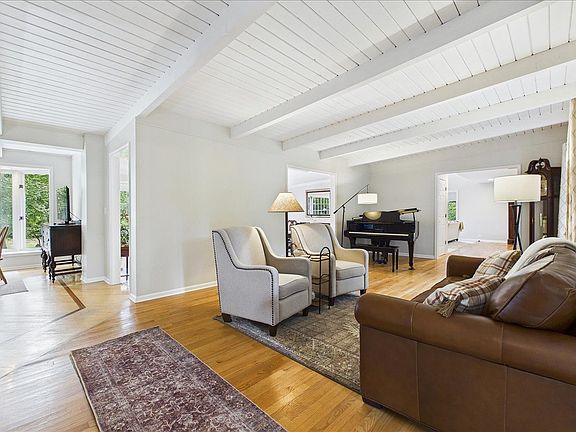 4th image of 821 Oak Spring Ln