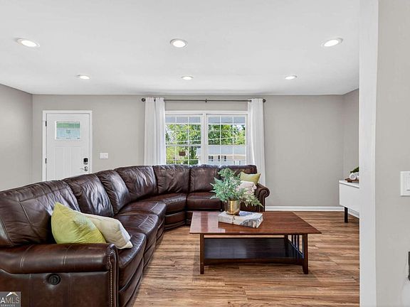 3rd image of 2380 Greenway Dr