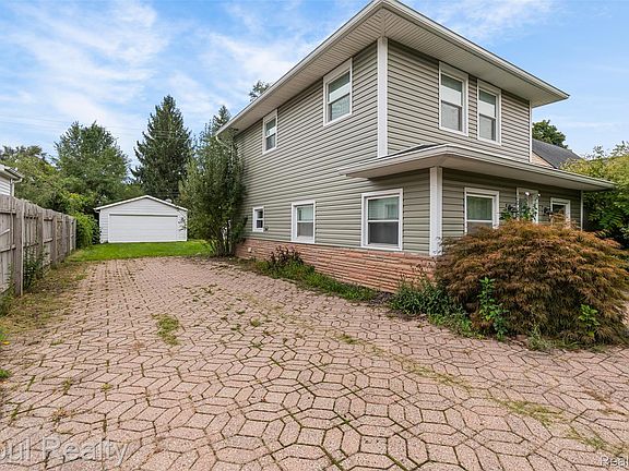 3rd image of 1007 Michigan St