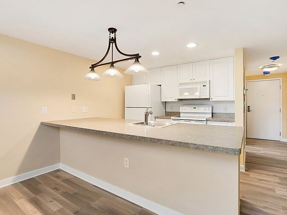 4th image of 72 Ashland St APT 102