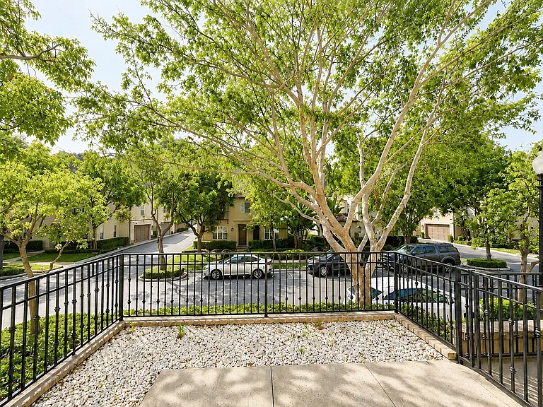 827 Terrace Ln E #10 — Photo 5