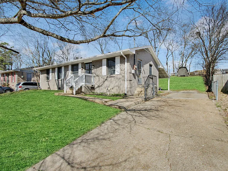 238 Townes Dr — Photo 2