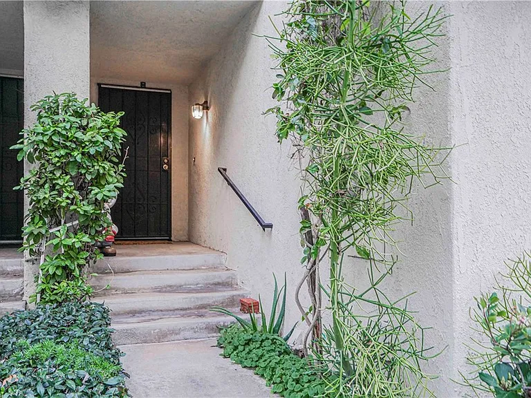 926 Whitewater Dr — Photo 3