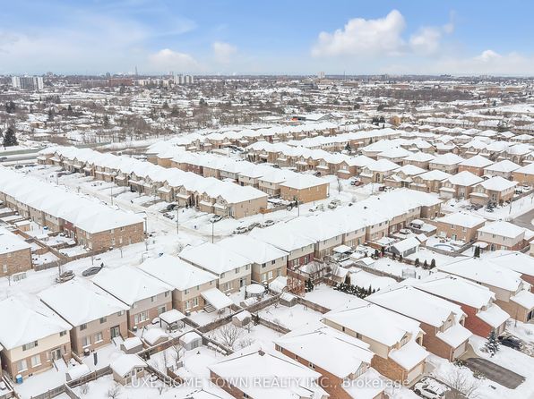 36 Chartwell Cir, Hamilton, ON L9A 0B7