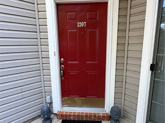 2nd image of 1207 Queens Xing #1207