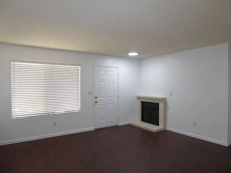 824 Capehart Ct — Photo 1