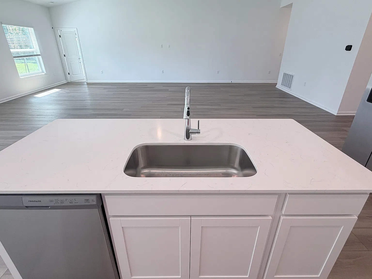 5 bed, 2587 sqft, $2,450 — Photo 3
