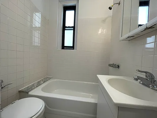 Rented by Hillel Realty Group | media 15