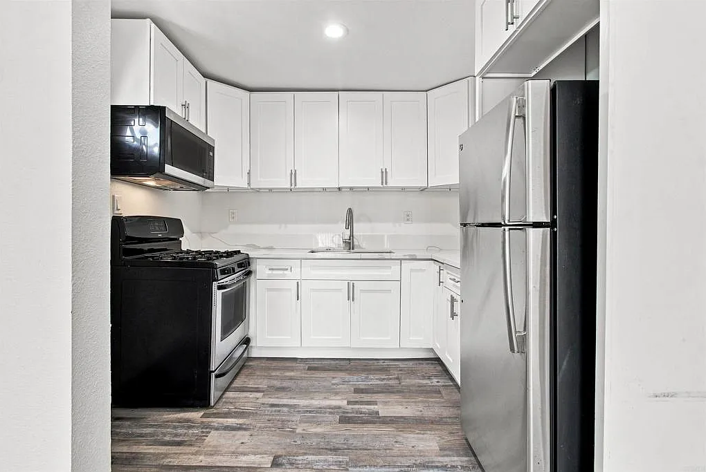 2 bed, 700 sqft, $2,200 — Photo 1