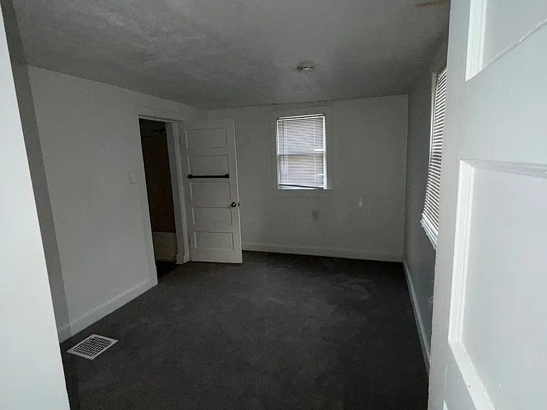 549 Beecher St — Photo 6