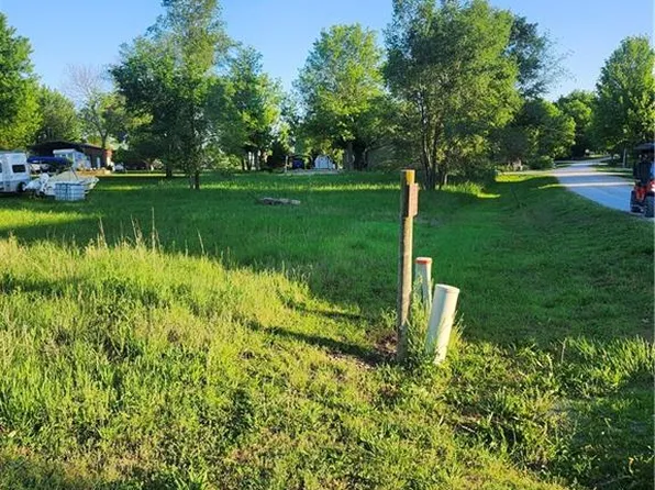 38 Woodland Ln, Linn Valley, KS 66040