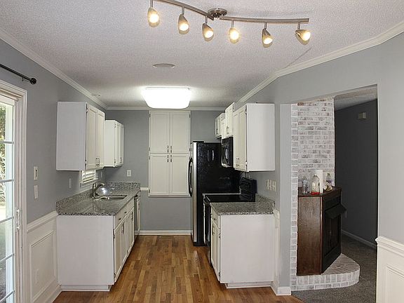 5th image of 912 Edgewater Dr
