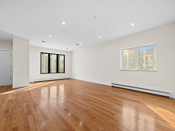 4th image of 35 Pearsall St #A