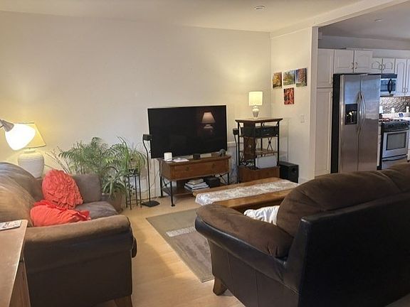 3rd image of 31 Taft St Unit 31
