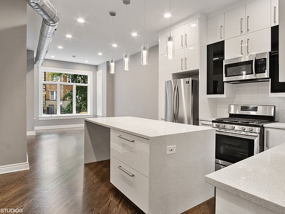 4th image of 608 W Arlington Pl #1