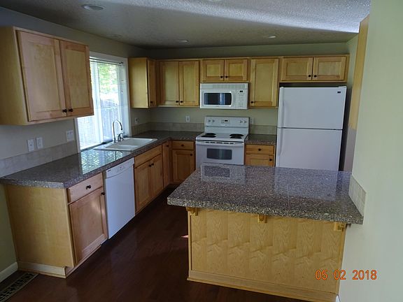 Kitchen with Oak Cabinets and Granit counter tops, Range, Mi