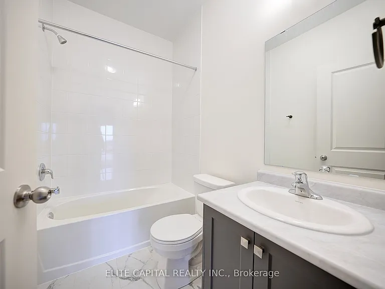 84 Holyrood Cres — Photo 14