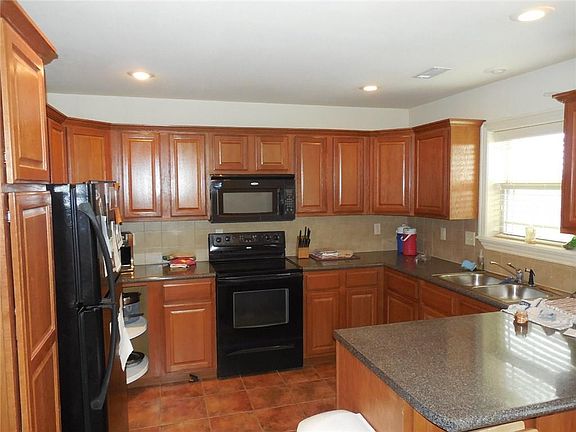 2nd image of 835 Baker St NW