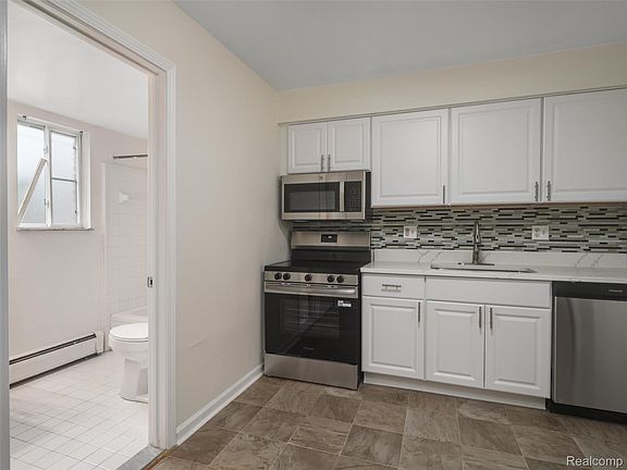 4th image of 38576 Meadowdale St