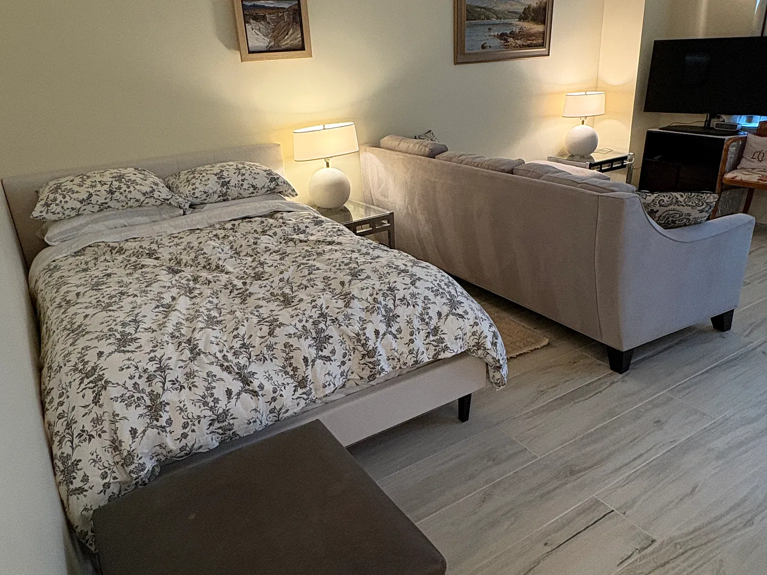 Queen size bed.