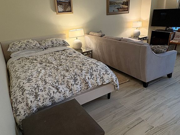 Queen size bed.
