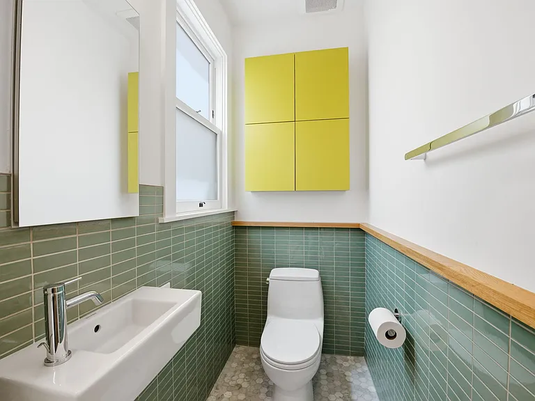 1141 Bay St — Photo 17