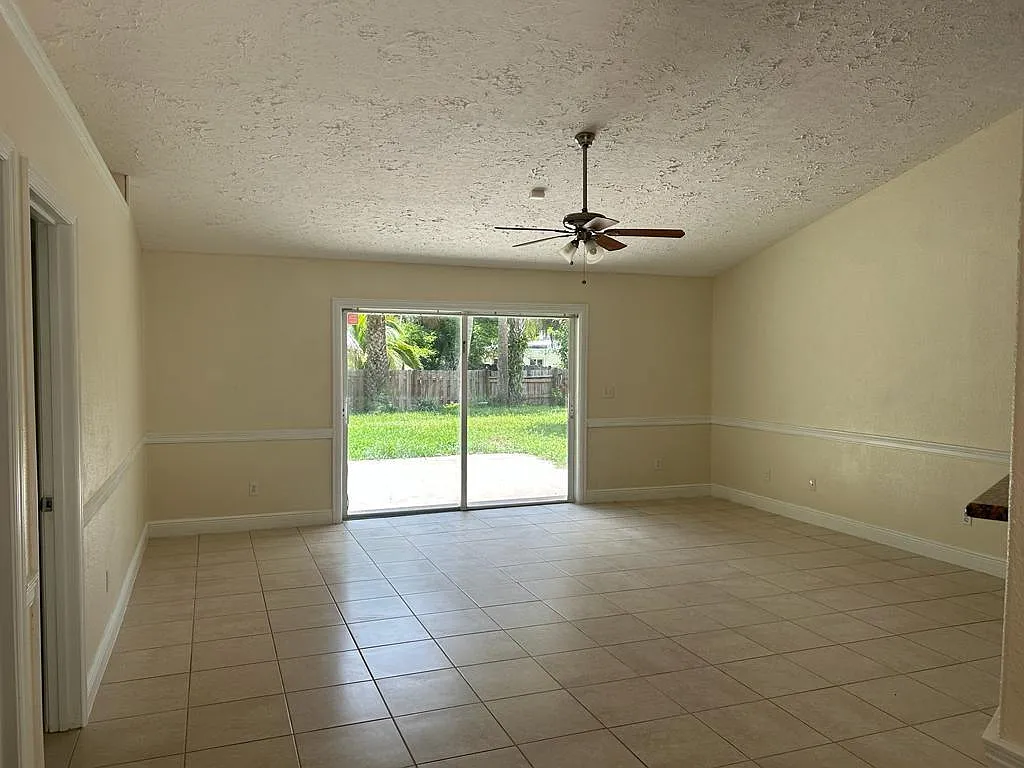 2426 Oak Dr — Photo 3