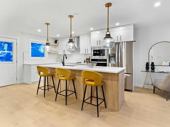 1731 N 111th Ave SW, Calgary, AB T2W 1R6