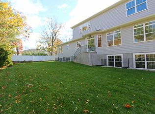 48 Knollwood Rd S, Roslyn, NY 11576